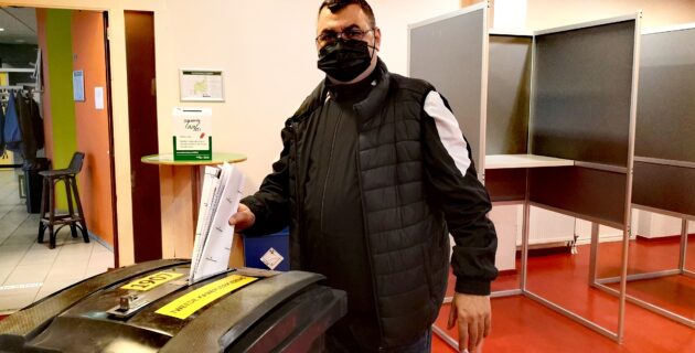 Hollanda seçimlerinde oy verme işlemi devam ediyor – Seçmenler oy kabinine bisikletleriyle geldi