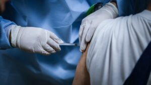 Hollanda, Oxford-AstraZeneca aşısının kullanımını geçici olarak durdurdu