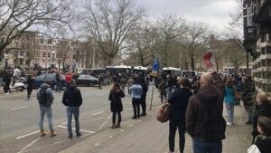 Amsterdam’da Kovid-19 önlemleri karşıtı gruba polis müdahale etti