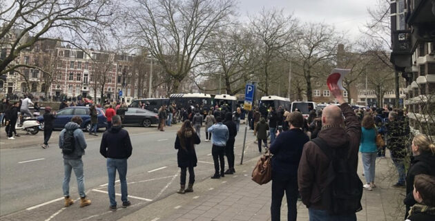 Amsterdam’da Kovid-19 önlemleri karşıtı gruba polis müdahale etti
