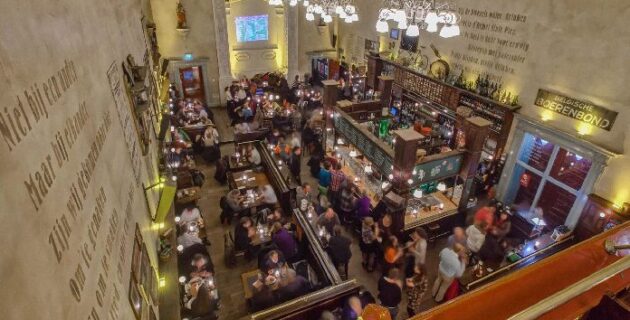 Hollanda’nın Utrecht kentinde bazı kafe ve restoranlar ‘koronavirüs deneyi’ için 4 günlüğüne açıldı