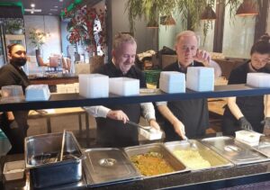Lahey Büyükelçisi Şaban Dişli ihtiyaç sahiplerine gönüllü olarak yemek yaptı