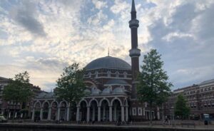 Hollanda’da Amsterdam Ayasofya Camisi’ne saldırı