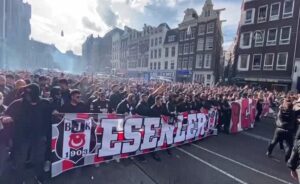 Beşiktaş taraftarları Amsterdam sokaklarında