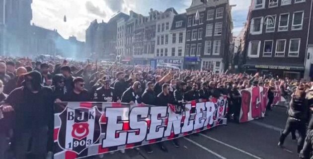 Beşiktaş taraftarları Amsterdam sokaklarında