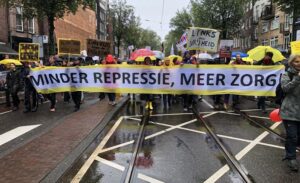 Hollanda’da “Korona Kartı” uygulaması protestoları artıyor