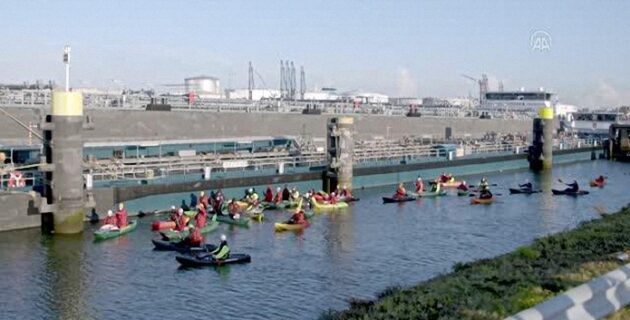 Hollanda’da Greenpeace üyeleri petrol rafinerisinin girişini kapattı