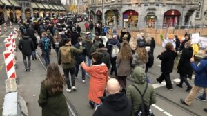 Hollanda’da Kovid-19 kısıtlamaları karşıtı gösteriler devam ediyor