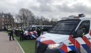 Hollanda’da yasaklara rağmen Kovid-19 kısıtlamaları protesto edildi