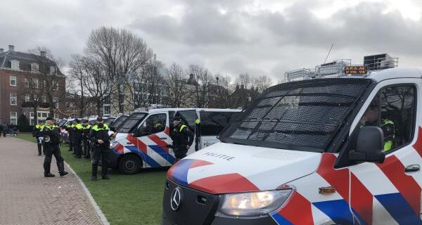 Hollanda’da yasaklara rağmen Kovid-19 kısıtlamaları protesto edildi