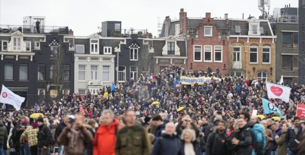 Hollanda’da Kovid-19 kısıtlamaları protesto edildi