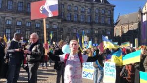 AMSTERDAM – Rusya’nın Ukrayna saldırısı Hollanda’da protesto edildi