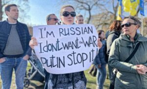 Hollanda’da yaşayan Ruslar, ülkelerinin Ukrayna’ya saldırısını protesto etti
