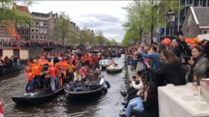 AMSTERDAM – Hollanda’da iki yıl sonra Kral Günü etkinlikleri düzenlendi