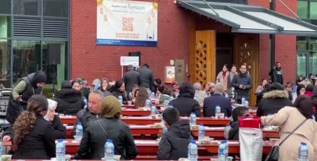 Hollanda Diyanet Vakfına (HDV) bağlı Ulu Cami tarafından 1300 kişilik sokak iftarı düzenlendi