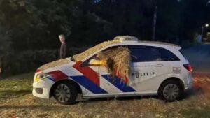 Hollanda’da çiftçiler bakanın evinin önüne hayvan gübresi döktü