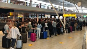 Hollanda’da yoğunluğa çözüm bulamayan Amsterdam Havalimanından tazminat talebi