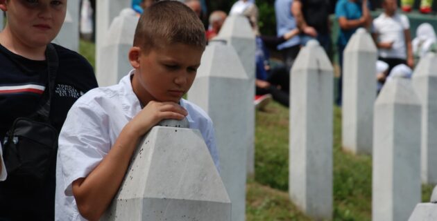 Hollanda’dan 27 yıl sonra Srebrenitsa kurbanlarının ailelerinden özür