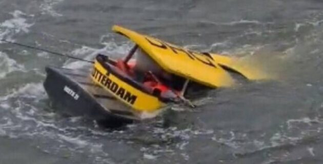 Hollanda’da tur teknesi ile deniz taksisi çarpıştı