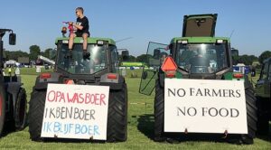 Hollanda’da hükümetin iklim planını protesto eden çiftçilerden yol kapama eylemi