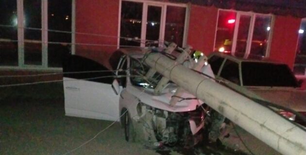 Hollanda’dan tatile giden iki Türk genç Aksaray’da çarptığı elektrik direği üzerine devrildi: 1 ölü 1 ağır yaralı