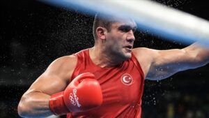 Ali Eren Demirezen, Polonyalı boksör Kowwnacki’yi devirdi