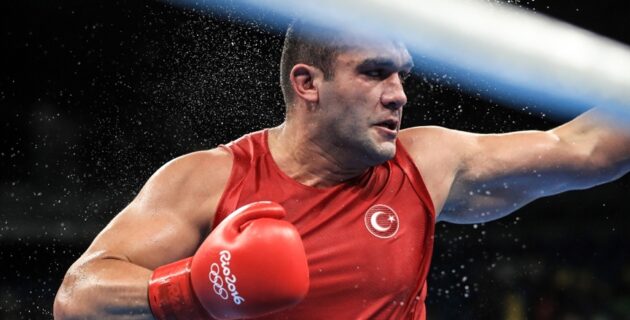 Ali Eren Demirezen, Polonyalı boksör Kowwnacki’yi devirdi