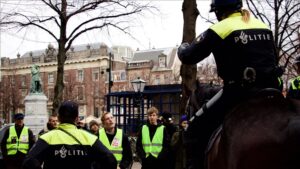 Hollanda’da “polis memurlarının başörtüsü takabilmesinin mümkün hale getirilmesi” önerisi
