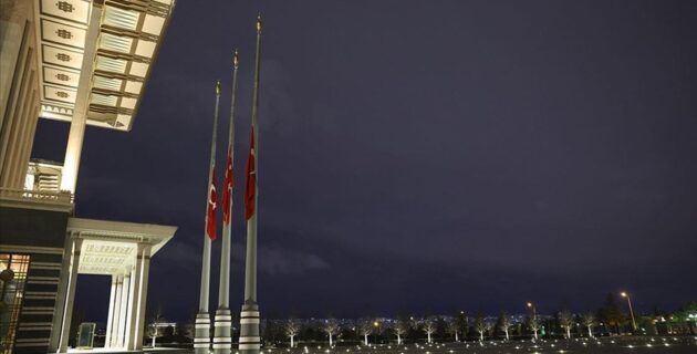 Milli yas ilanının ardından tüm Türkiye’de bayraklar yarıya indirildi
