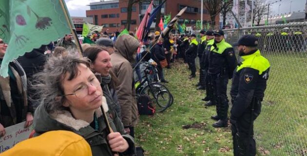 Hollanda’da çevreciler Eindhoven Havalimanı’nda gösteri düzenledi