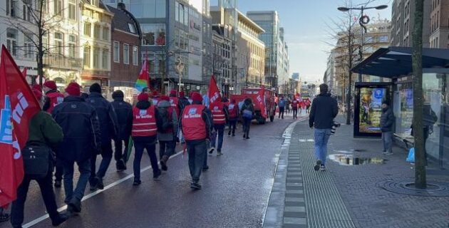 Hollanda’da 64 hastanede yaklaşık 200 bin sağlık çalışanı greve gitti