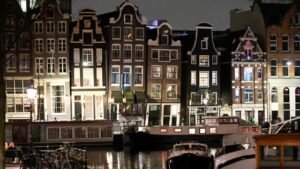 Amsterdam’da gürültü kirliliği sebebiyle 2025’ten itibaren gece uçuşları yapılmayacak