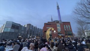 Hollanda’da “Cami Meydanı”nda 1500 kişilik sokak iftarı düzenlendi