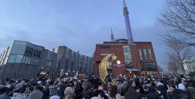 Hollanda’da “Cami Meydanı”nda 1500 kişilik sokak iftarı düzenlendi