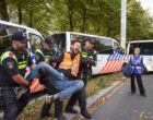 Hollanda’da yolu kapatarak eylem yapan çevreci aktivistler gözaltına alındı