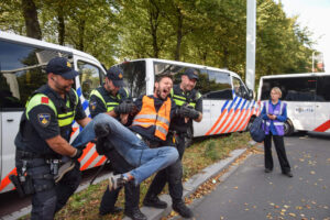 Hollanda’da yolu kapatarak eylem yapan çevreci aktivistler gözaltına alındı