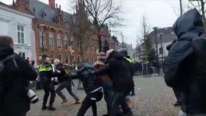 Hollanda’da PEGIDA liderinin Kur’an-ı Kerim’e saldırı eylemine müdahalede arbede çıktı