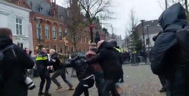 Hollanda’da PEGIDA liderinin Kur’an-ı Kerim’e saldırı eylemine müdahalede arbede çıktı