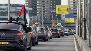 Hollanda’nın Rotterdam kentinde, araç konvoyuyla Filistin’e destek gösterisi düzenlendi