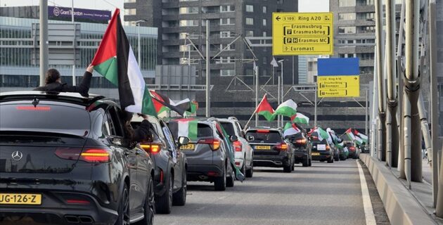 Hollanda’nın Rotterdam kentinde, araç konvoyuyla Filistin’e destek gösterisi düzenlendi