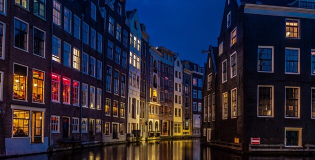 Amsterdam’da Red Light District’teki genelevlerin kapanış saatleri değişmedi