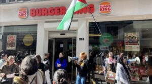 Hollanda’da Burger King şubeleri önünde toplanan gruplar İsrail’i protesto etti